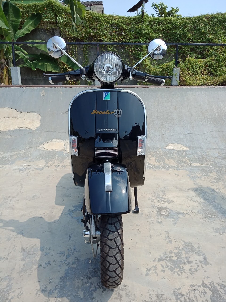 Vespa PX 150cc Black – cockpit view